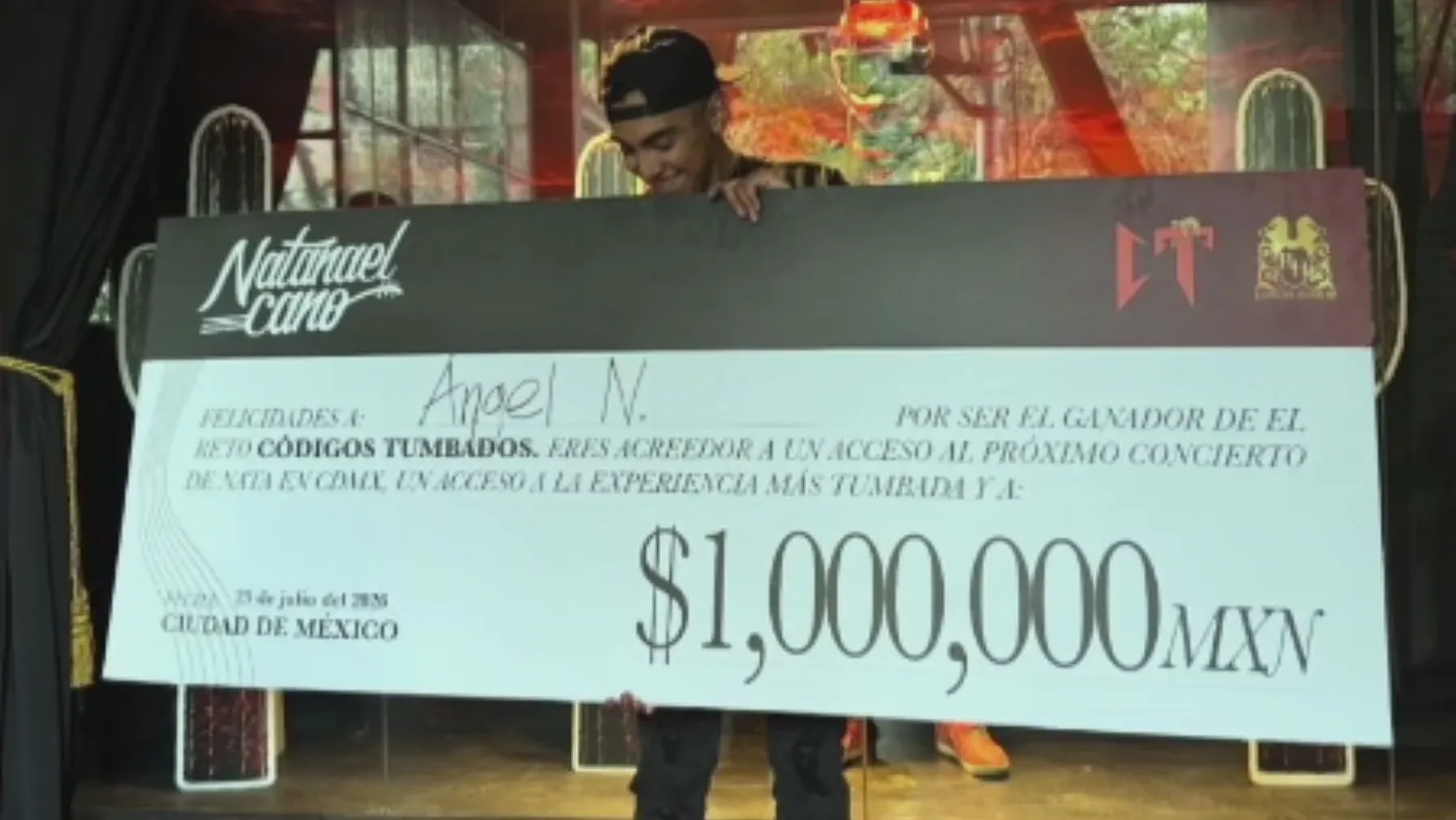 The winner of the challenge holds a one-million-peso check dated July 25, 2026 in Mexico City.